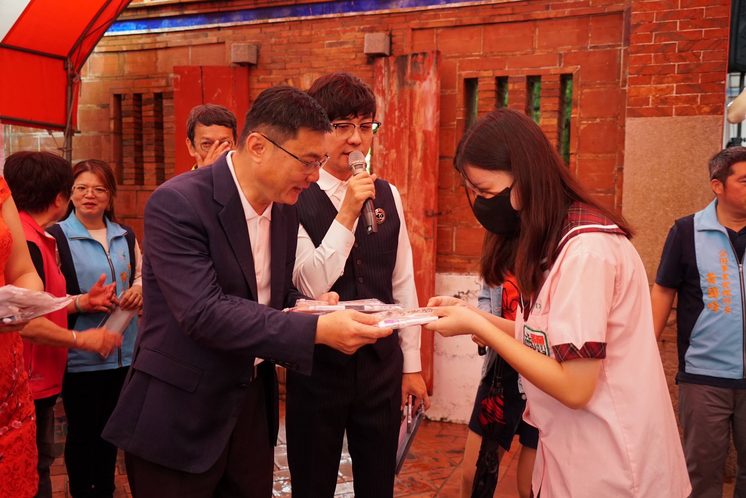 ▲鹿港鎮公所於文武廟舉行考生祈福活動，鎮長許志宏與多位校長、代表等為今年1101名應屆考生祈福，希望所有考生都能如願考上理想的學校。（記者張溎壕攝）