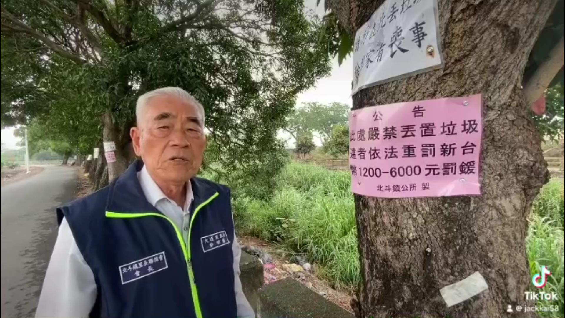 ▲北斗鎮清水溪堤岸經常被民眾「摸黑」亂丟垃圾,北斗鎮大道里里長許明圖在沿岸樹木貼上「請勿在此丟垃圾,除非家有喪事」告示奏效。(記者張溎壕攝)