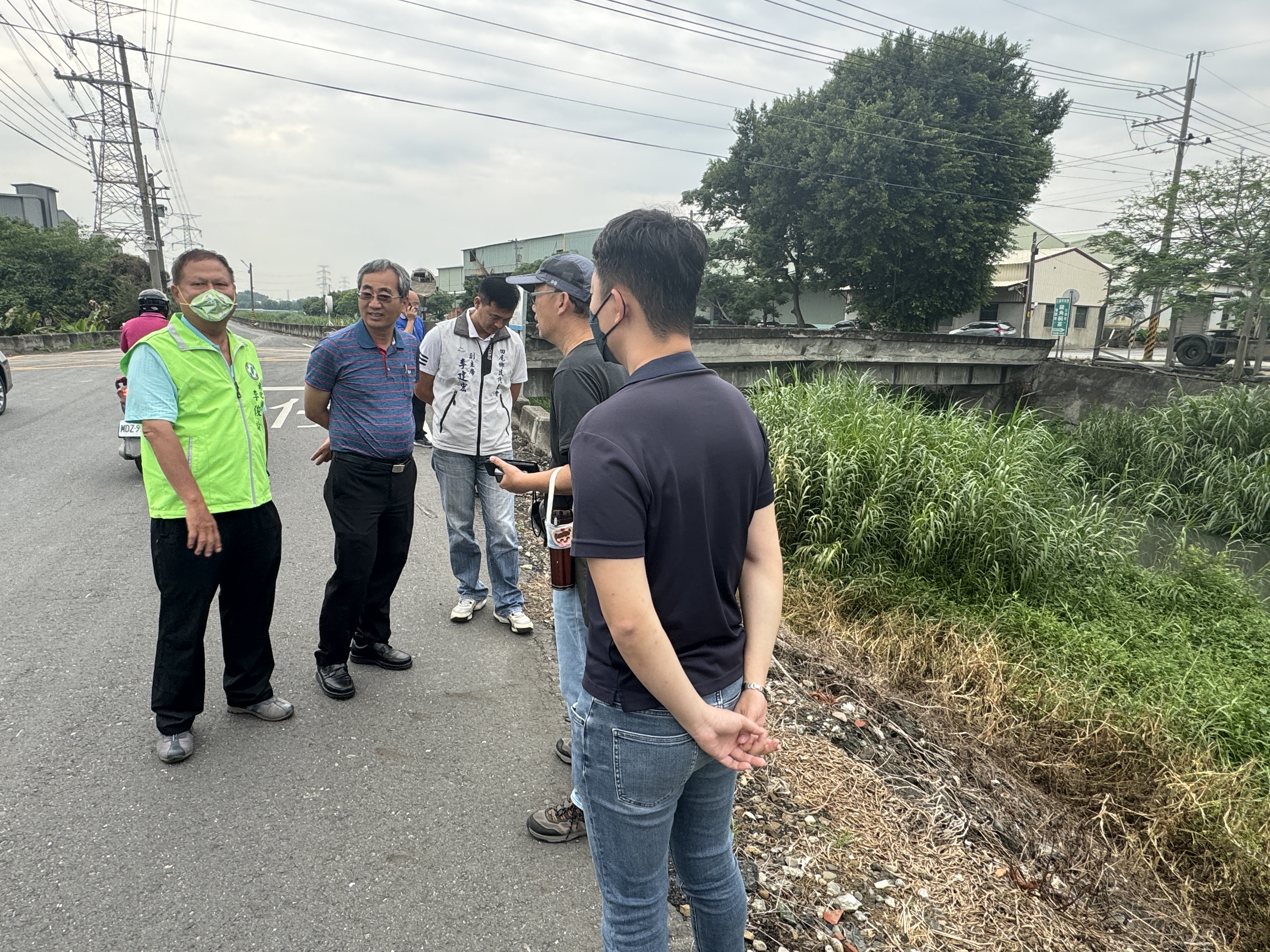 ▲北斗鎮清水溪堤岸經常被民眾「摸黑」亂丟垃圾，北斗鎮大道里里長許明圖在沿岸樹木貼上「請勿在此丟垃圾，除非家有喪事」告示奏效。（記者張溎壕攝）