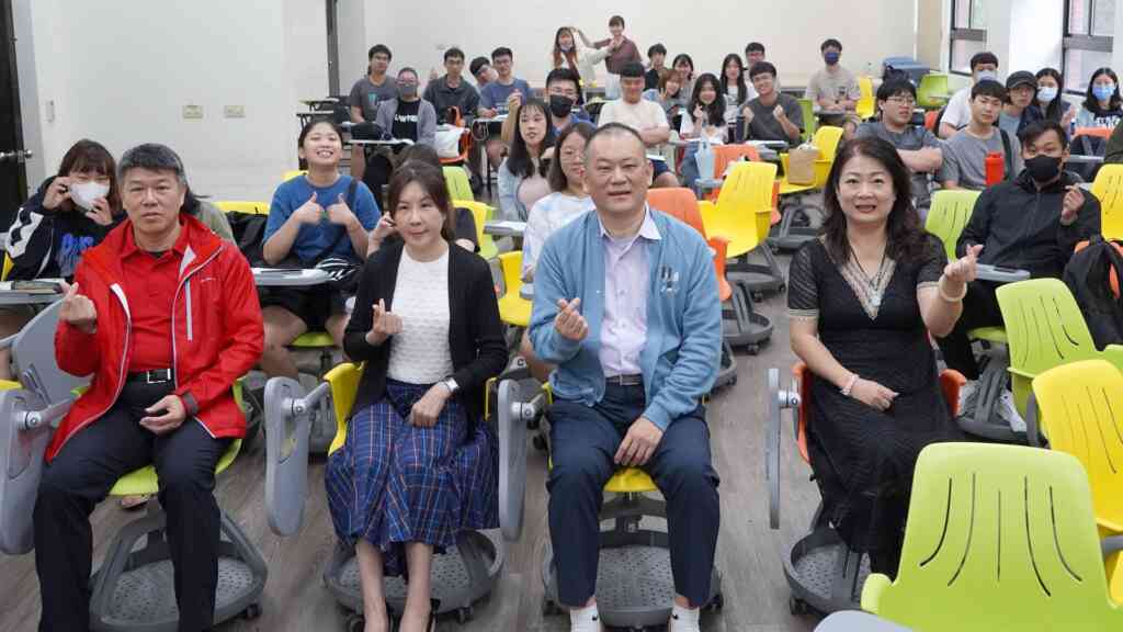 ▲大葉大學通識課程邀請健豪印刷張訓嘉總經理(前排右二)演講。(大葉大學提供)