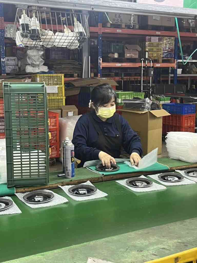 ▲在線西就業服務台的推介媒合下,被資遣的員工在滿手訂單的水龍頭衛浴廠昆鑫有限公司獲得聘用。(中彰投分署提供)