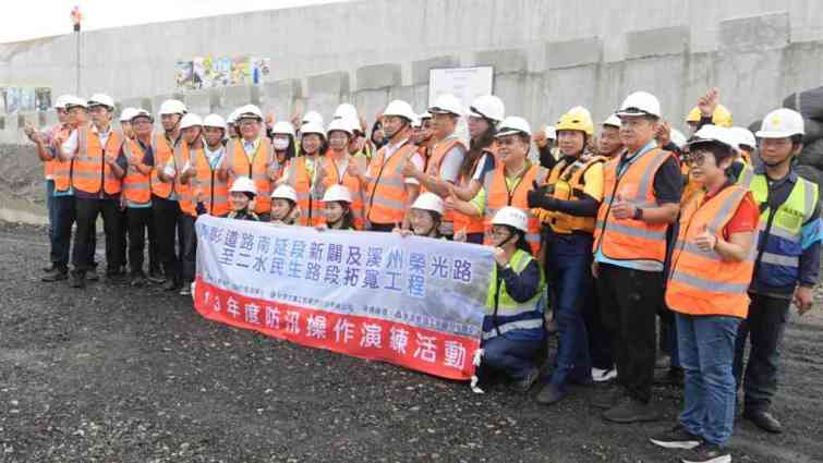 ▲為確保東彰道路南延段工地及鄰近民眾生命財產安全，彰化縣政府今天在二水堤防辦理防汛演練。（記者林明佑翻攝）