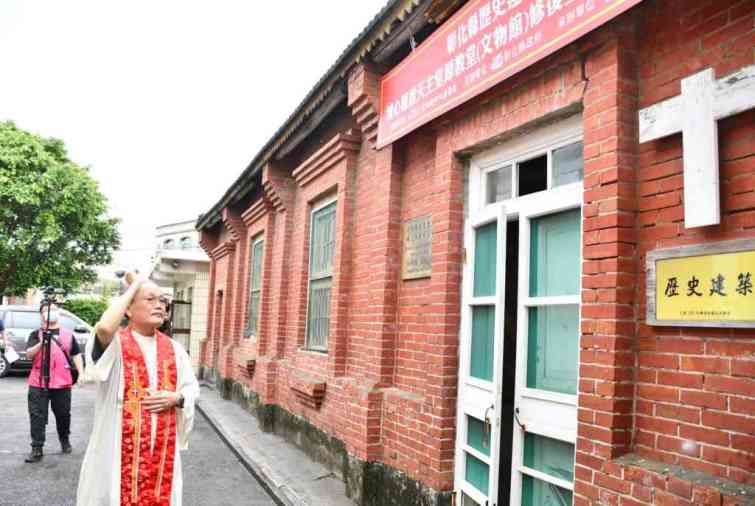 ▲天主教台中教區主教蘇耀文灑淨祈福。（彰化縣文化局提供）