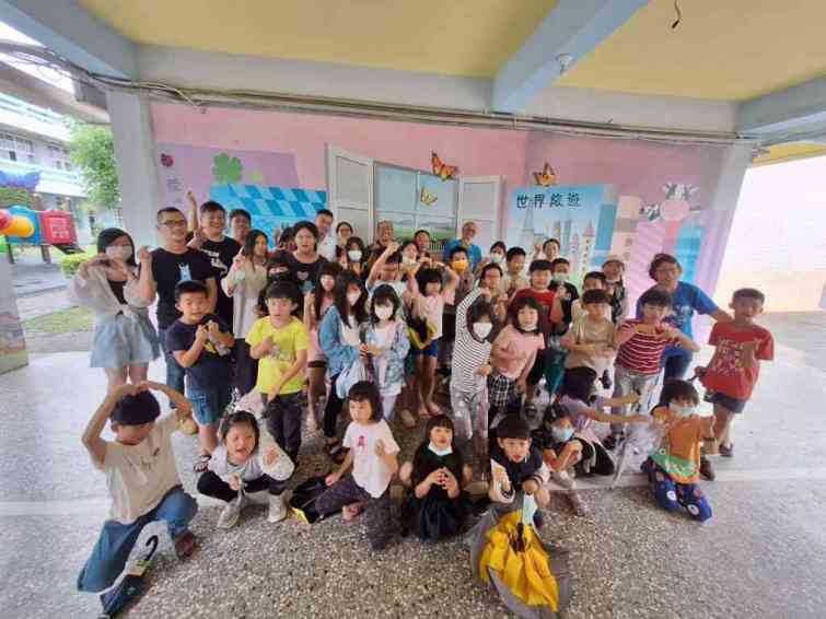 ▲苗栗縣龍昇國民小學在王世文校長領隊下特地前往參訪彰化縣二林鎮立富畜牧場。（記者林明佑翻攝）