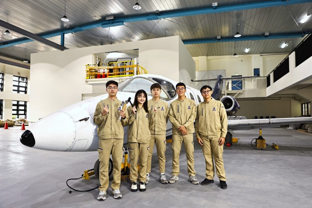 朝陽科大開設STEM領域航空機械系學士後專班,為非理工領域學子創造學習契機,開啟就業新出路。(圖/朝陽科大提供)