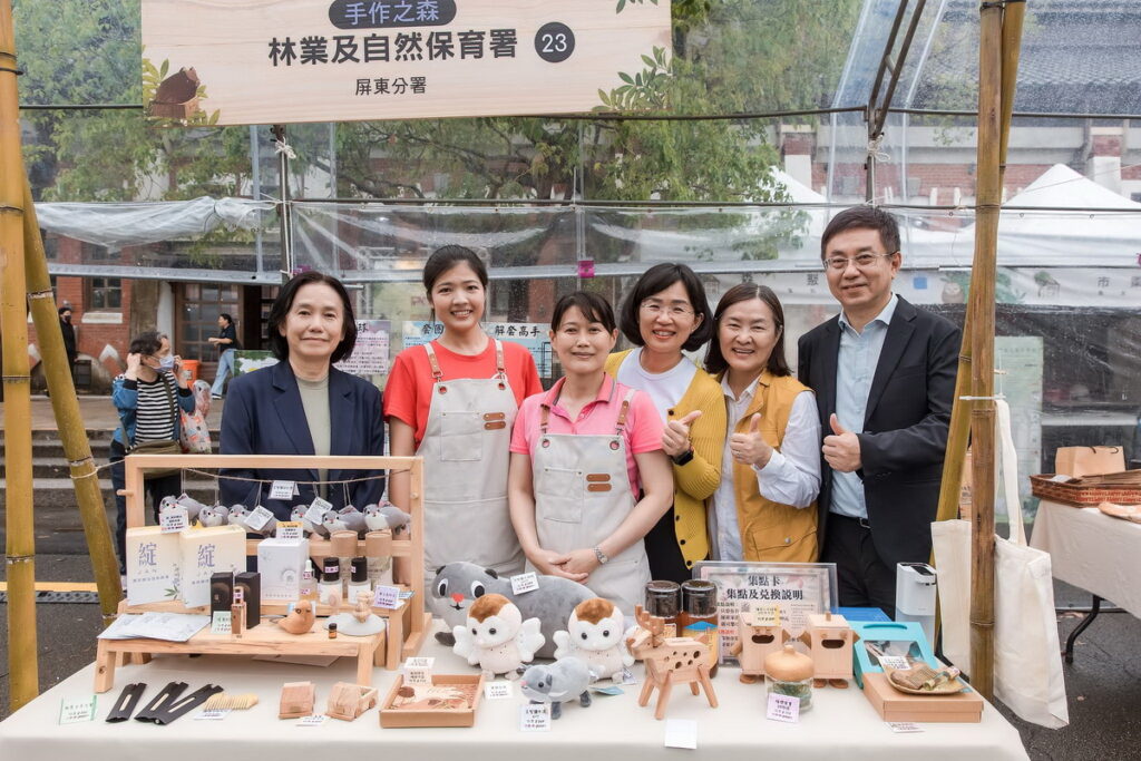 森林市集熱鬧開市。