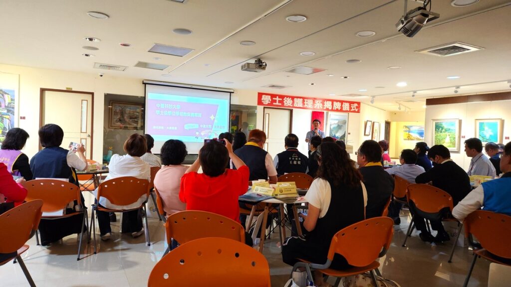 中臺科大舉行「學士後護理系揭牌、學士後專班暨產業結盟」記者會,教保員學士後學士學位專班主任李英中說明專班內容。(圖/陳惠玲攝)
