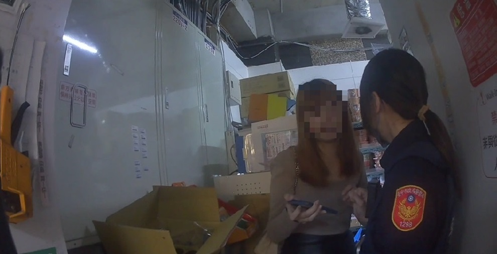 ▲圖說:戴姓女子受「血腥照」恐嚇欲購買點數消災,員警接獲店員通報趕往攔阻 (圖/台中市政府提供)