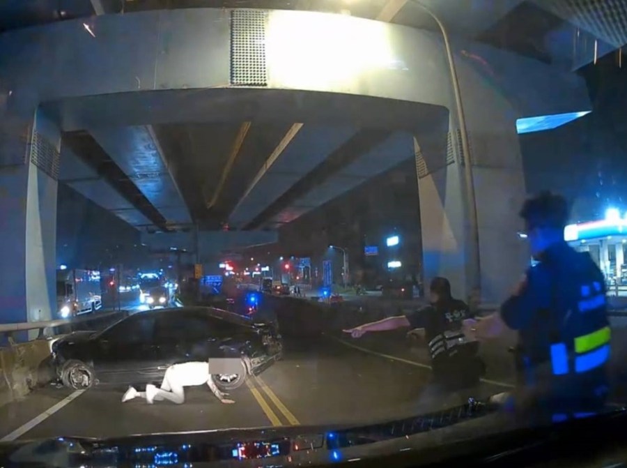 拒檢衝車逃逸8公里 39歲男涉藏毒自撞狼狽落網 217 cnews204240426a03