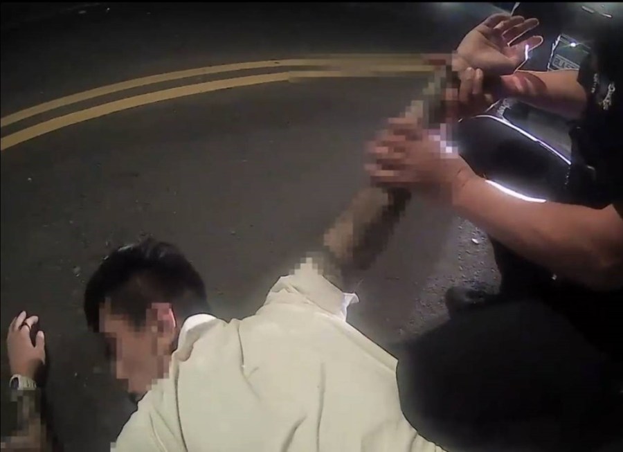 拒檢衝車逃逸8公里 39歲男涉藏毒自撞狼狽落網 218 cnews204240426a04