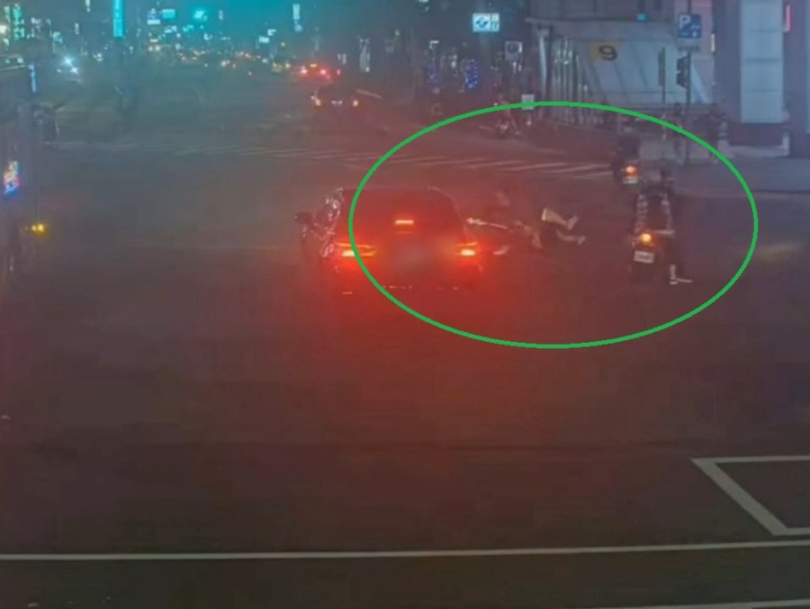 禮讓救護車被追撞 騎士倒地挫傷監視器釐清肇責 279 cnews204240426a14