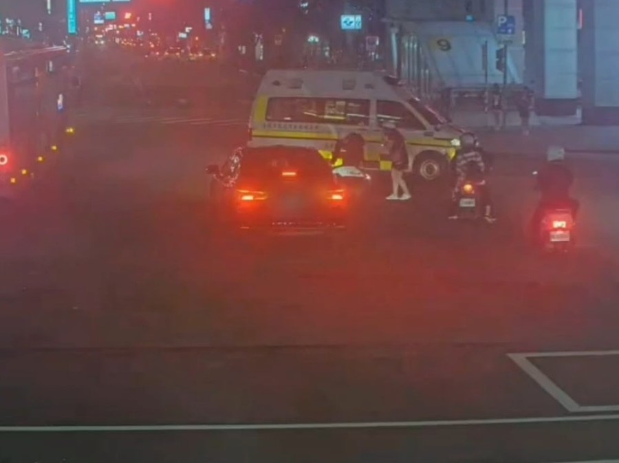 禮讓救護車被追撞 騎士倒地挫傷監視器釐清肇責 280 cnews204240426a13