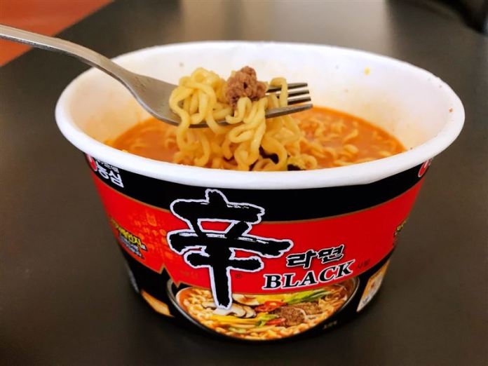 不同國家版本的辛拉麵,為了符合當地法規和市場等因素,存在著差異性。(圖/翻攝自「農心 Taiwan」臉書)