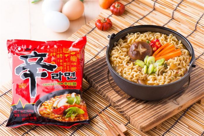 曾吃過台灣辛拉麵的南韓的Youtuber認為,配料比韓版的來得多。(圖/翻攝自「農心 Taiwan」臉書)