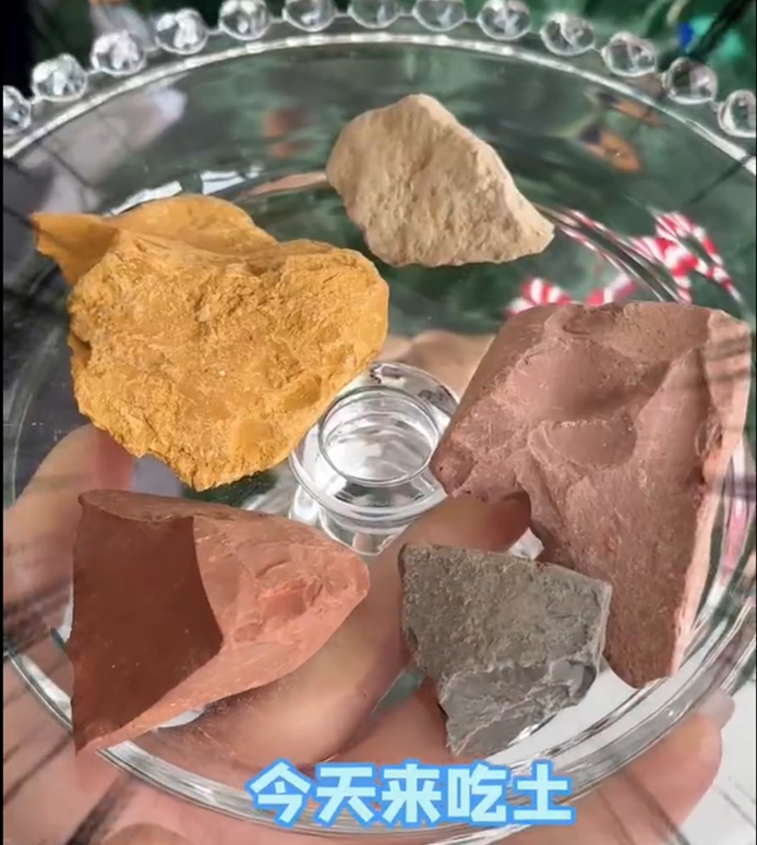 吃石頭不稀奇！中國路邊攤驚見「烤土」小吃　網看傻眼：連土都要花錢買