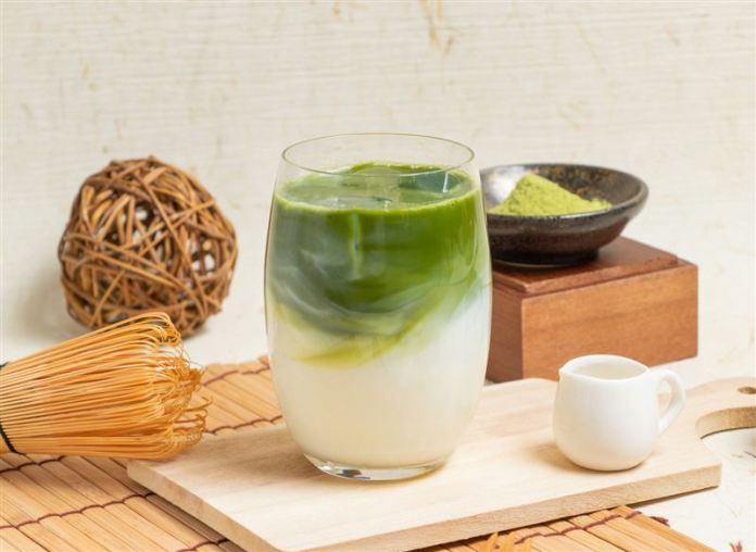 一〇八抹茶茶廊 輕抹茶、一〇八抹茶茶廊 抹茶歐蕾。(圖/Mister Donut提供)