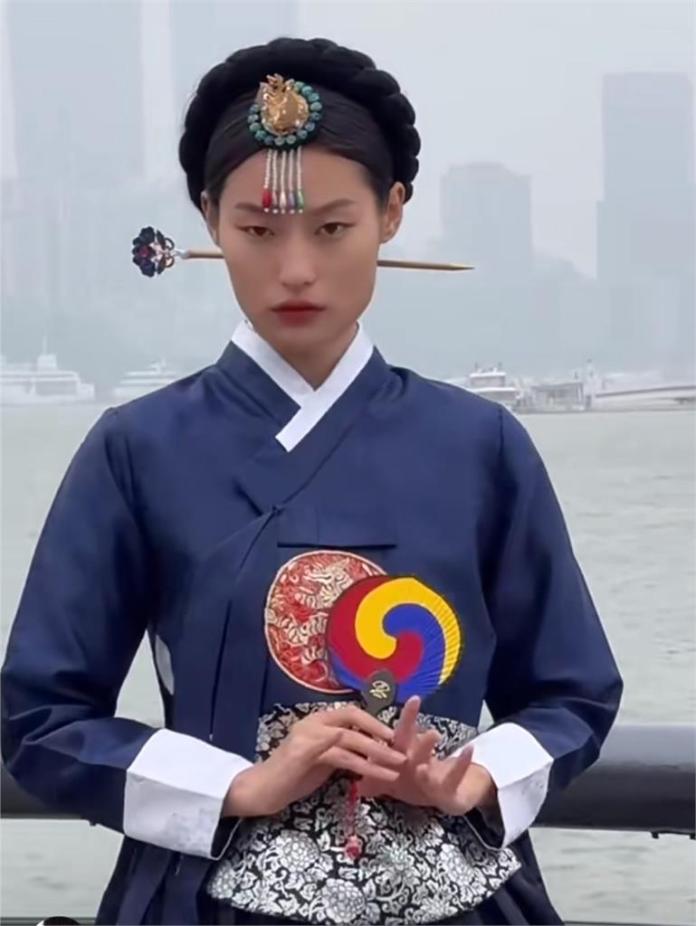 上海女模穿傳統韓服硬扯「看見中國美」!韓網狠酸:他們文革毀了自己