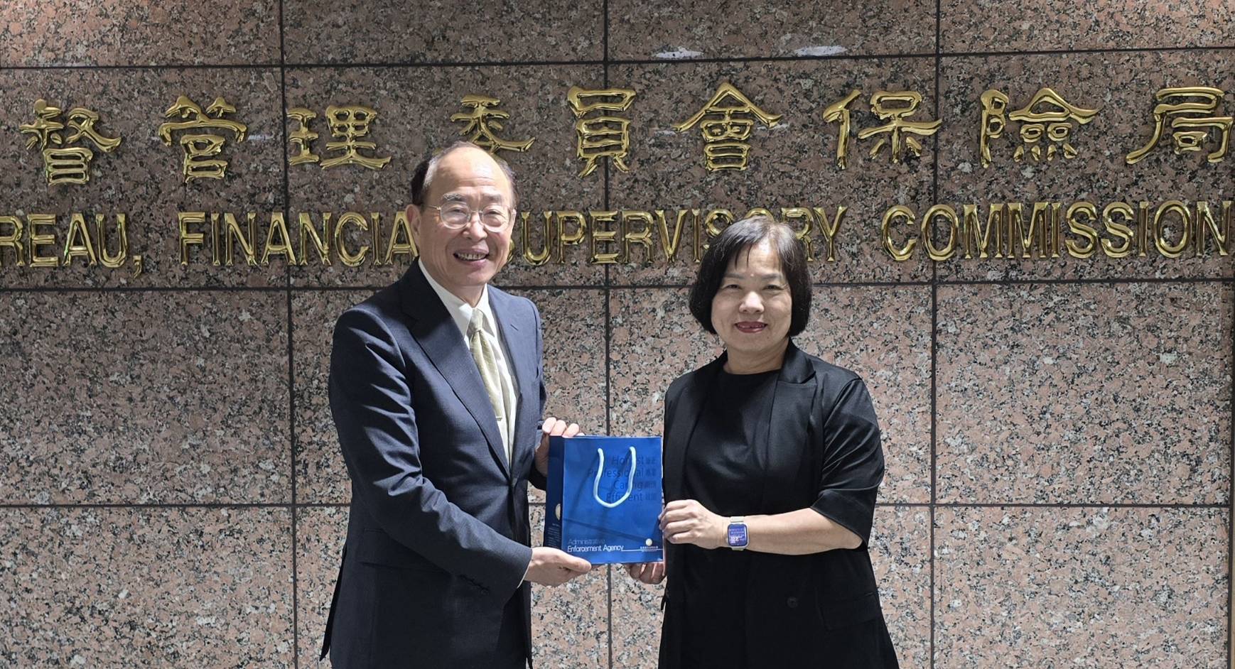 行政執行署署長黃裕源日前率所屬幹部拜會金管會銀行局,黃玉垣並致贈紀念品給局長施瓊華抵達感謝之意。(記者張欽翻攝)