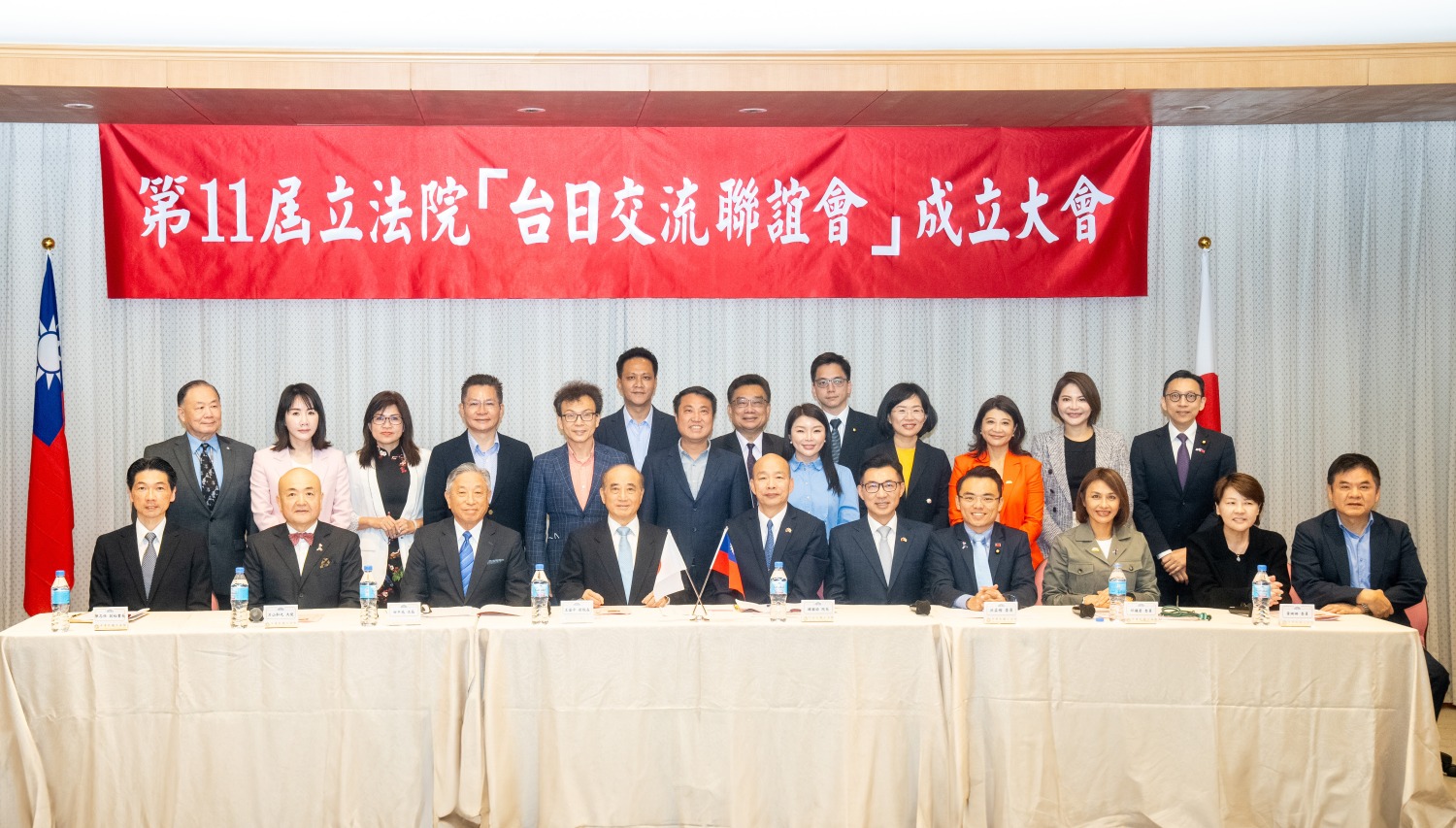 出席委員、貴賓一同合影,慶祝大會成功