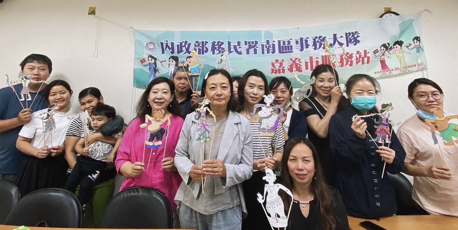 參與民眾拿著皮影人偶成品合影。(記者 張艷君翻攝)