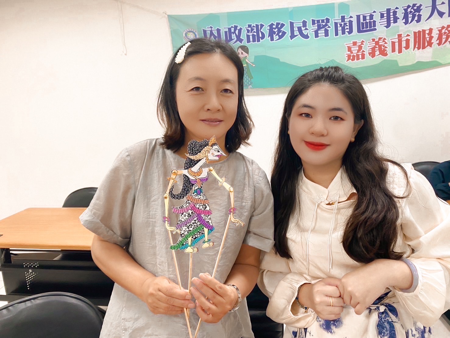 大陸新住民美儀(左)開心地拿著成品和講師蔡佳伸(右)合影。(記者 張艷君翻攝)