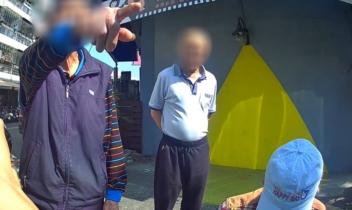 ▲熱心民眾發現伯伯站在路中的危險舉動,將其帶往路旁並報警求助。