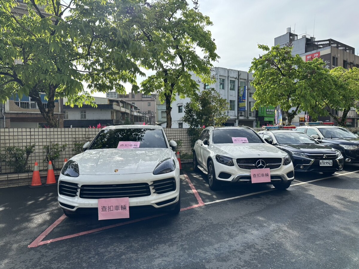 ▲警方查扣詐團代步賓是保時捷等名車。