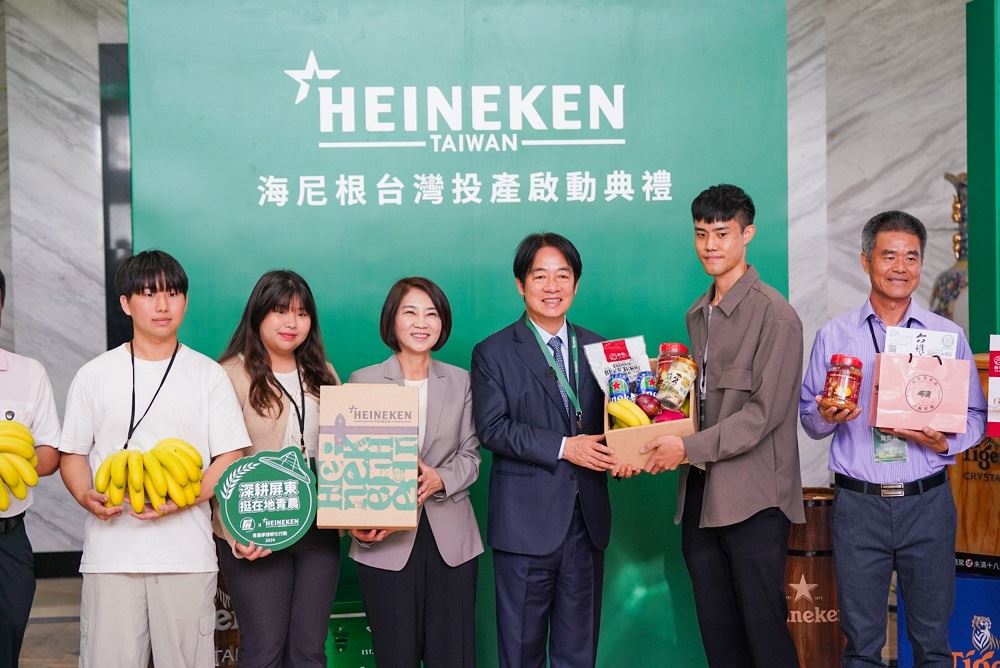 ▲海尼根與屏東縣政府合作推動青農計畫,入選青農也到現場和總統當選人賴清德合照。(屏東縣政府提供)
