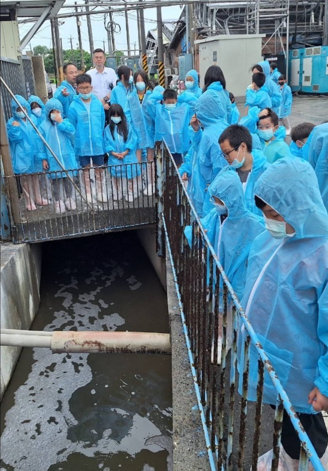 ▲苗栗縣龍昇國民小學參訪彰化縣二林鎮立富畜牧場,協助學生多了解及接觸畜牧業的最新發展趨勢,有助於學生們未來的職涯發展規劃。(記者林明佑翻攝)