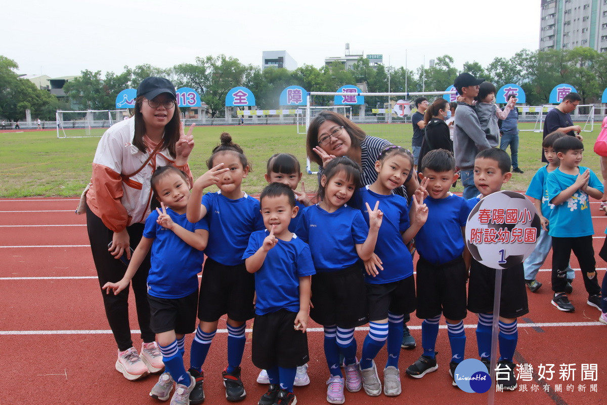 春陽國小附設幼兒園選手清晨六點半就從仁愛鄉出發。(記者扶小萍攝)