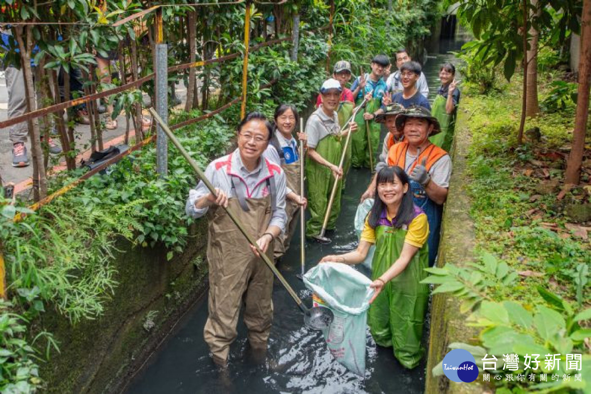 張市長進行水溝清淤工作。