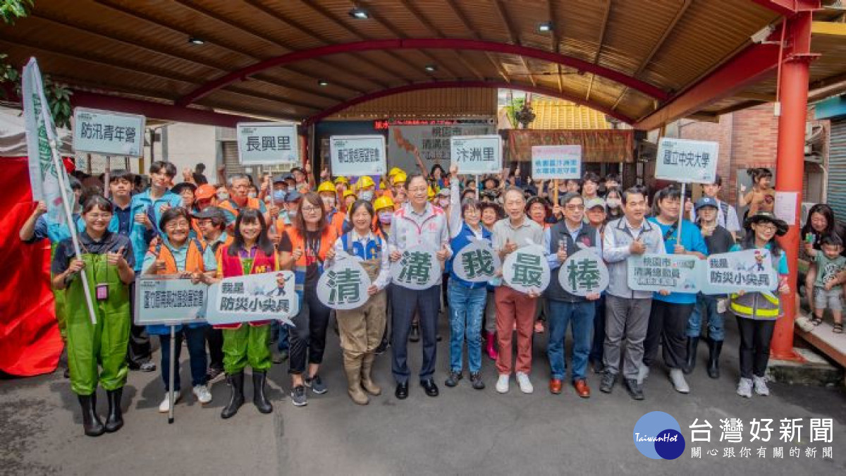 張市長鼓勵市民朋友自主清溝。<br /><br /> <br /><br /> 