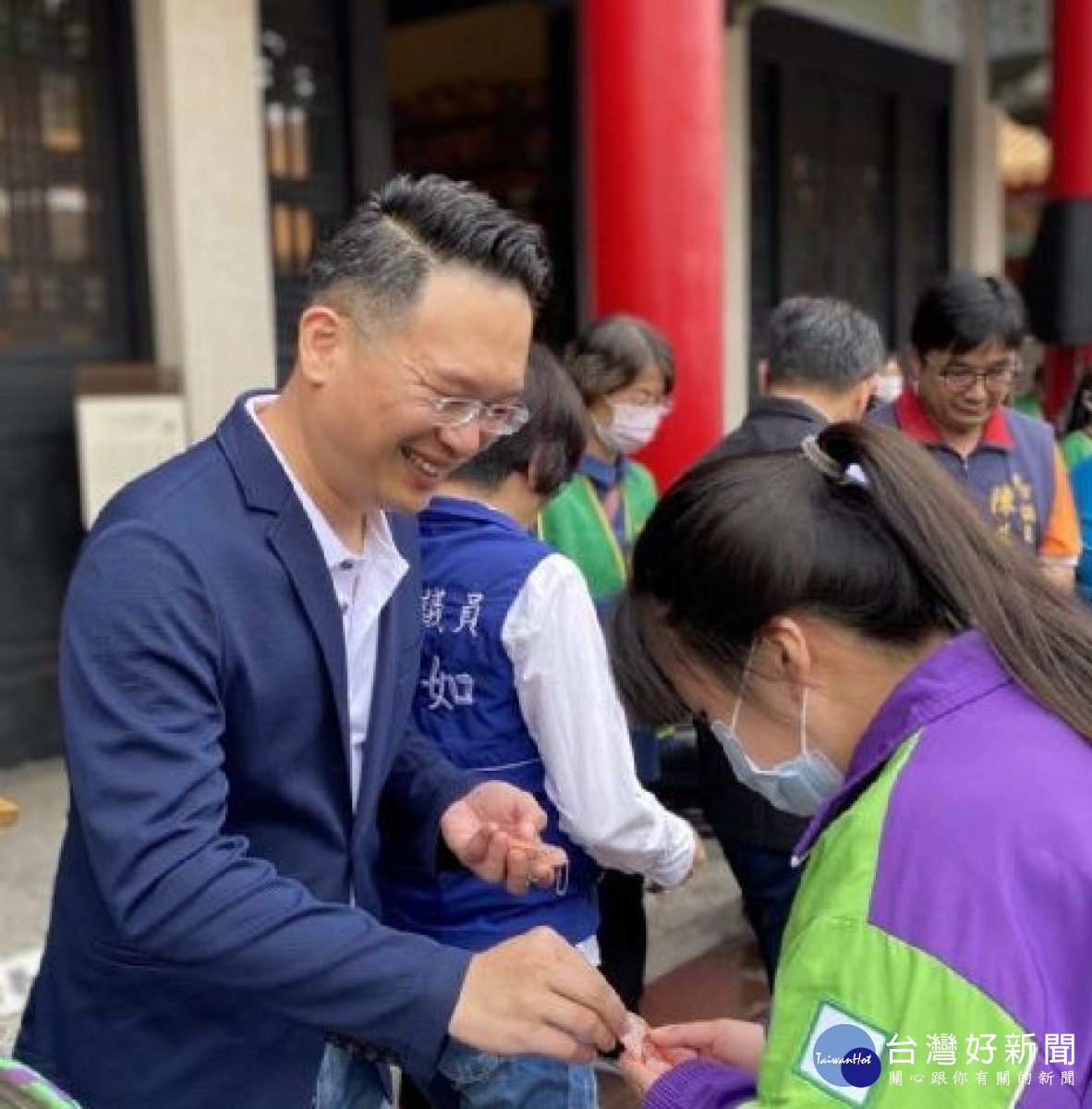 蘇副市長致贈考生孔廟祈願吊飾,願所有考生金榜題名,百尺竿頭更進一步。