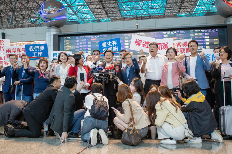 傅崐萁26日率團訪問中國,出發前在桃園國際機場舉行「兩岸破冰和平發展,振興台灣百工百業」出訪前記者會。中央社