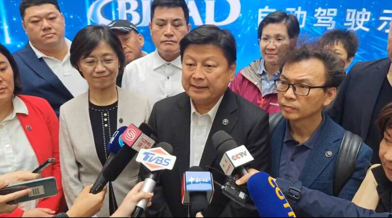 傅崐萁27日率領16名國民黨立委,前往北京高級別自動駕駛示範區創新運營中心參觀。傅崐萁辦公室提供