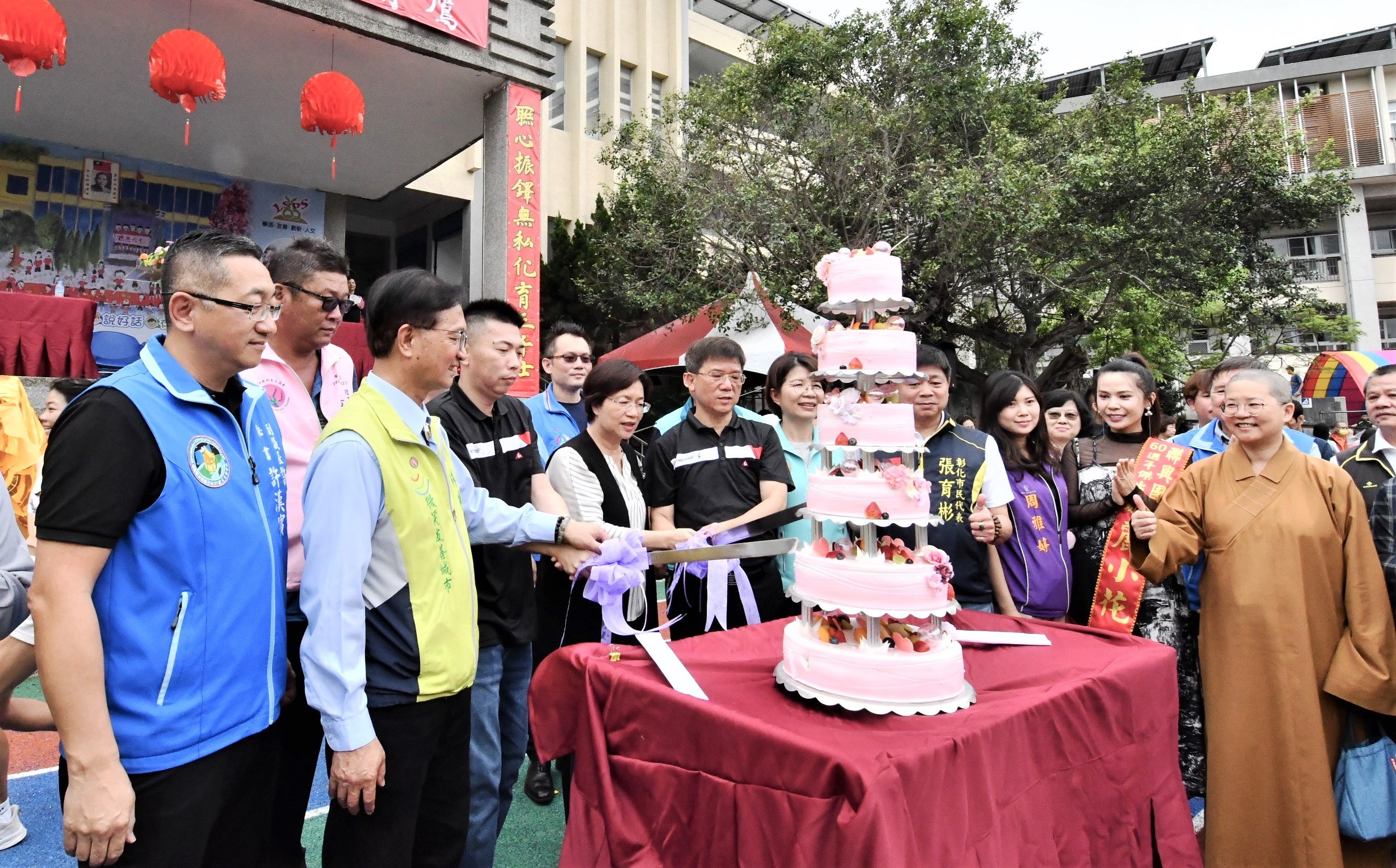 ▲彰化市聯興國小舉行60週年校慶暨PU跑道啟用典禮,校長柯文吉與縣長王惠美合切生日蛋糕,慶祝聯興國小一甲子生日。(記者張溎壕攝)