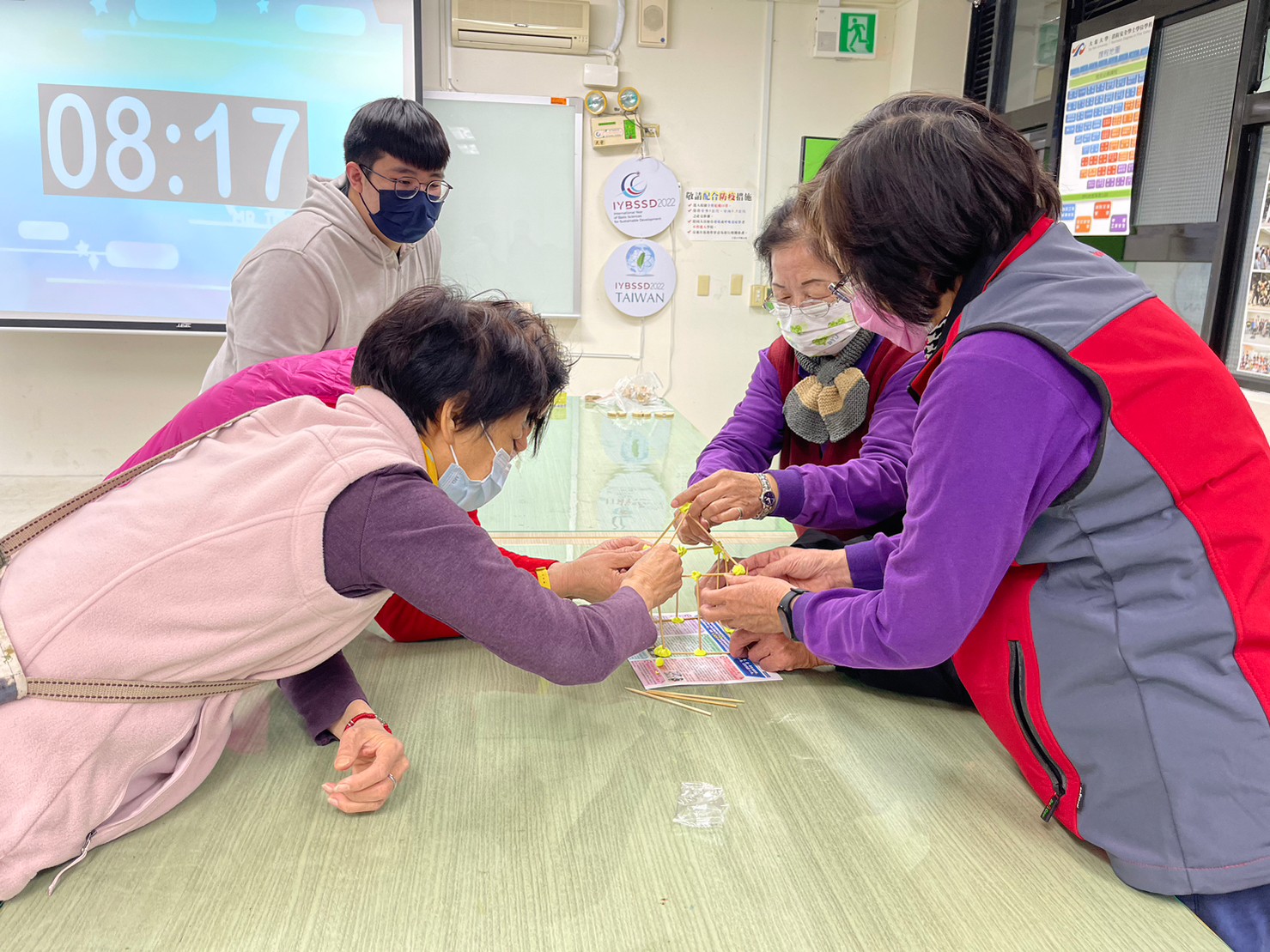 ▲大葉大學消防學程教樂齡大學學員了解房屋結構與防災。（記者張溎壕攝）