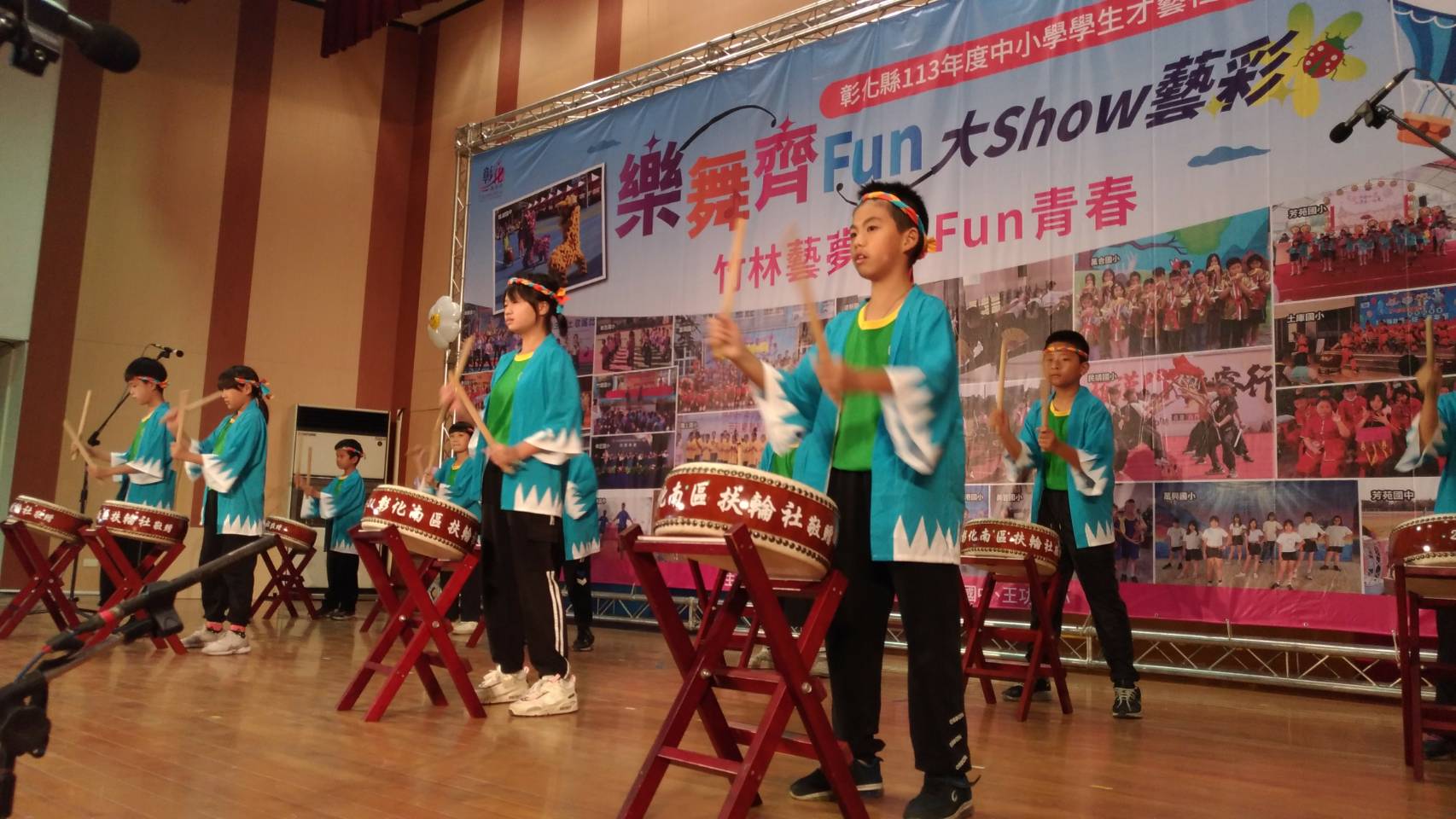 ▲彰化縣113年度中小學學生才藝社團展演活動在草湖國中活動中心如火如荼舉行，現場湧入大批觀眾，共同見證學生們的精彩演出。（記者張溎壕攝）