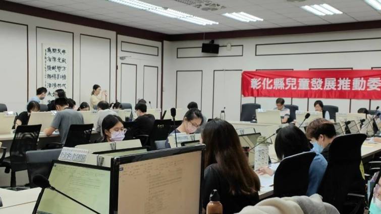 ▲會議由王惠美縣長出席主持，會議藉由檢視警察局、衛生局、教育處及社會處等各局處112年的執行績效，委員提供精闢建議，讓彰化縣政府能夠持續強化推動早期療育業務。（彰化縣政府提供）