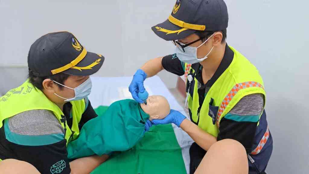 ▲救護人員秉持專業運用所學順利完成產婦接生任務,歸功於平時扎實的訓練及現場應變能力,也在消防生涯留下深刻難忘的回憶。(彰化縣消防局提供)