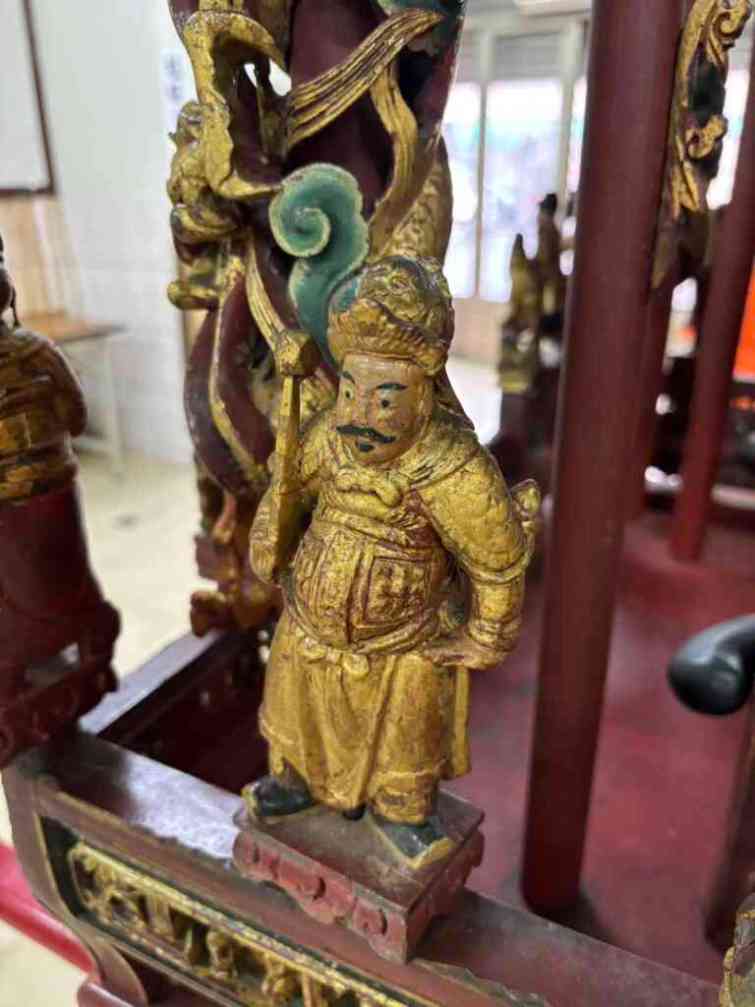 ▲神轎圍欄置有神話人物18尊。 （彰化縣文化局提供）
