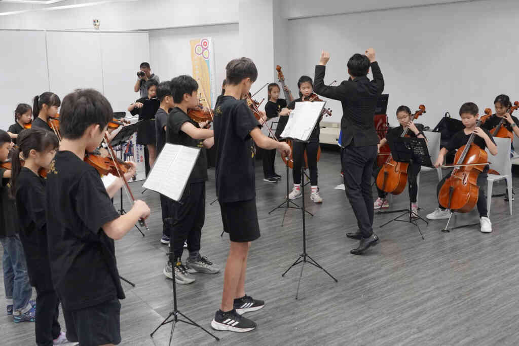 ▲士東國小弦樂團在大葉大學圖書館演奏樂曲。(大葉大學提供)