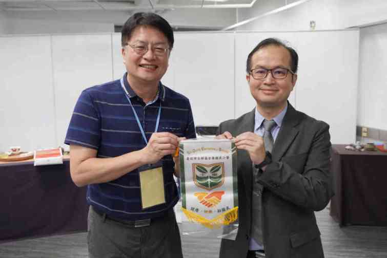 ▲士東國小張正霖校長(左)致贈學校錦旗給大葉大學黃俊杰校發長(右)。（大葉大學提供）