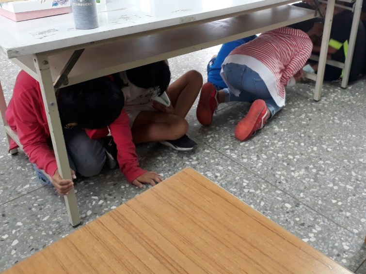 ▲大葉大學消防學程帶國小學生地震演練。（大葉大學提供）