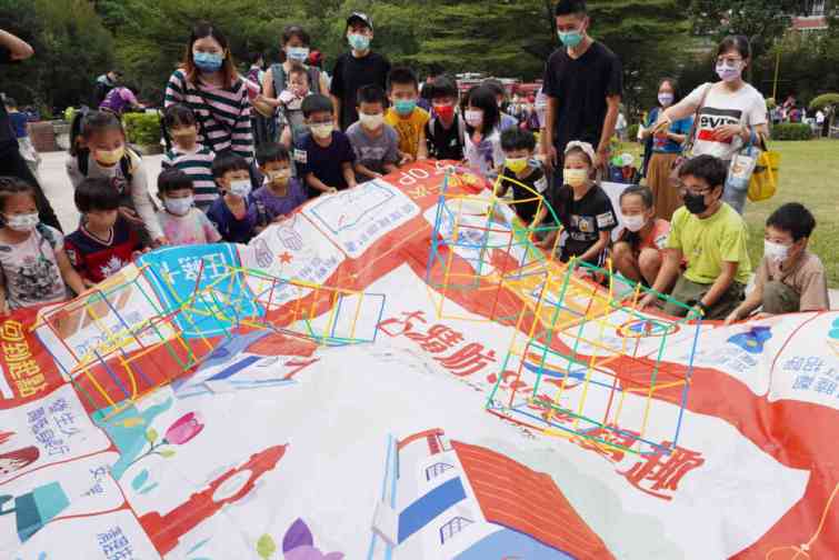 ▲大葉大學消防學程帶領小朋友模擬地震對建築結構的影響。（大葉大學提供）