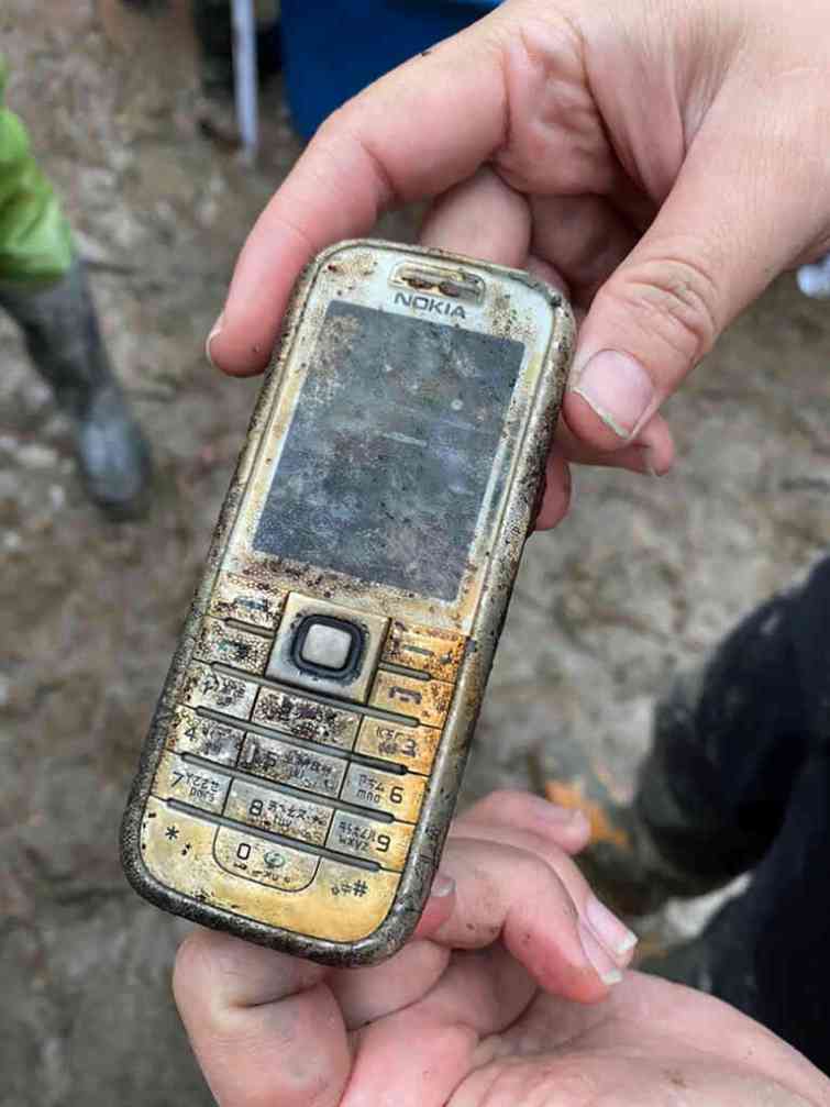 ▲中興湖撈出20年前的Nokia手機。（中興大學提供）