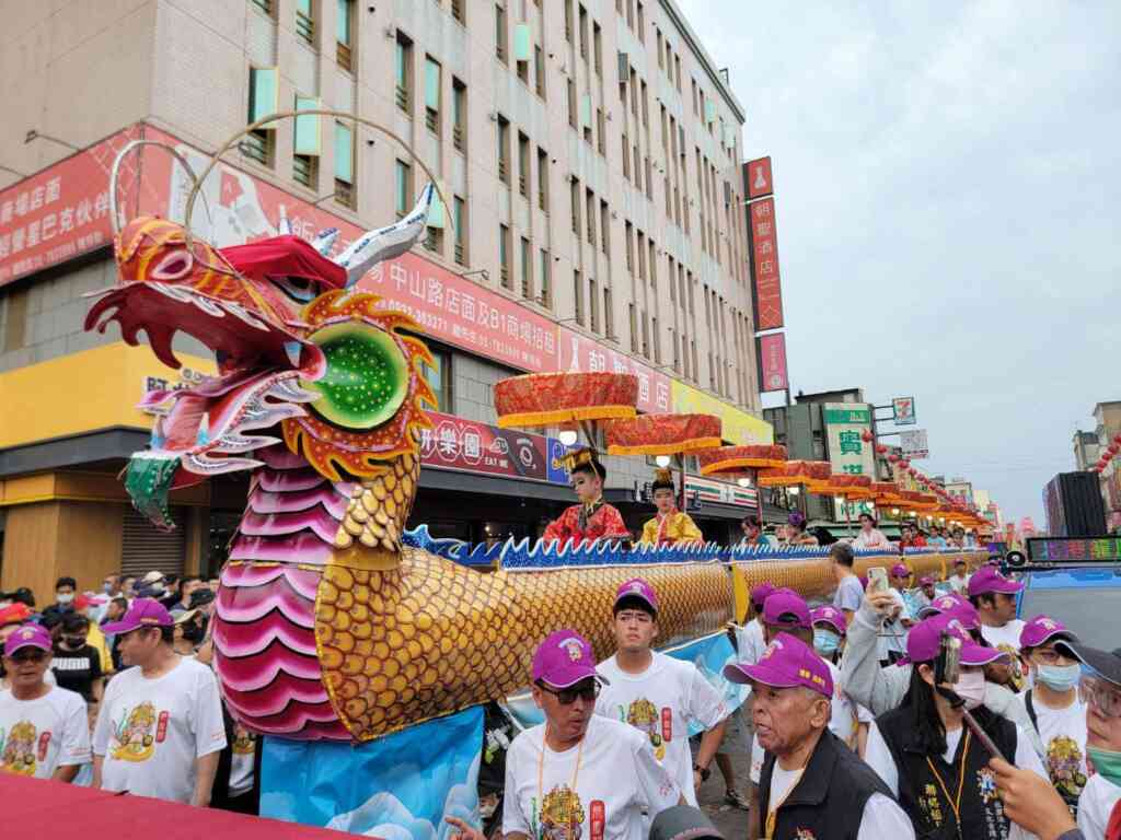 ▲今年雲林縣政府與雲林縣文化古蹟人文發展協會合作,修復打造金色龍鳳閣參與藝閣繞境活動,龍鳳閣長一百尺,上可承載16位孩童,華麗而壯觀。(雲林縣政府提供)