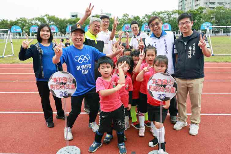 ▲南投縣113年璉紅盃五人制幼兒足球錦標賽，今天上午在縣體育場盛大登場，共計33所南投縣公私立幼兒園，60隊參加盛況空前。（記者張玉泰翻攝）