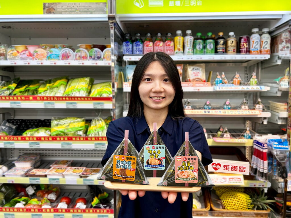 5月1日起,萊爾富與海壽司聯名推出三角飯糰新品-明太子海老、豪華海鮮丼、辛味噌沙朗牛,單件售價皆為49元。