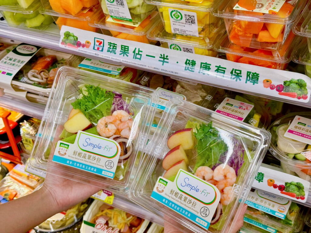 「金色三麥-鮮蝦蔬果沙拉」新鮮蝦仁、魷魚雙主食,搭配兩款季節水果及五款繽紛時蔬,淋上主廚特製法式芥末醬,吃起來酸甜微辣爽口低負擔。